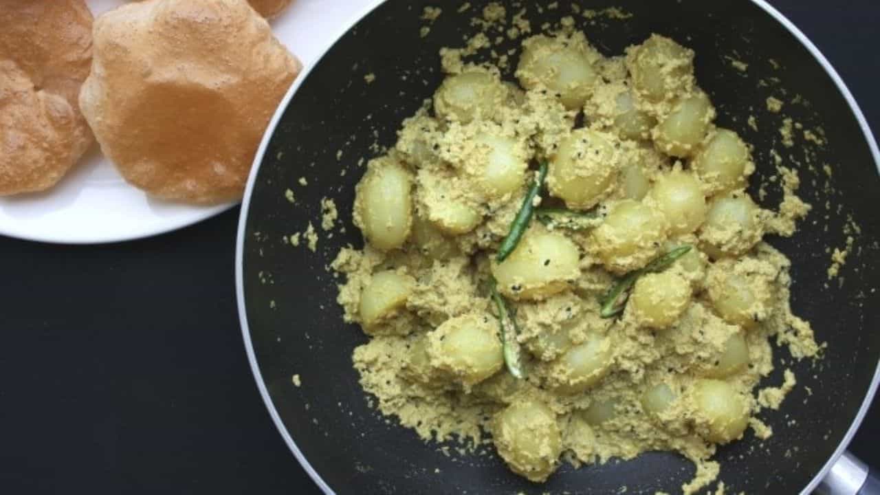 বাঙাল ঘটির যতই তর্জা থাকুক না কেন পোস্তর কোনও তুলনা নেই। বিশেষত ঘটিরা খুব ভাল পোস্ত রান্না করতে পারে। বাঁকুড়া, বীরভূম, পুরুলিয়া, মেদিনীপুর এক এক জায়গায় এক এক রকম পোস্ত বানানো হয়
