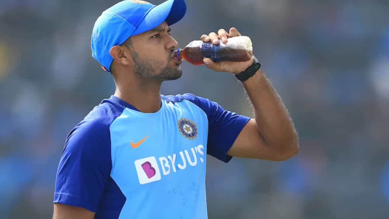 Mayank Agarwal: বিষাক্ত জল খেয়ে অসুস্থ! থানায় অভিযোগ দায়ের মায়াঙ্কের Mayank Agarwal: বিষাক্ত জল খেয়ে অসুস্থ! থানায় অভিযোগ দায়ের মায়াঙ্কের