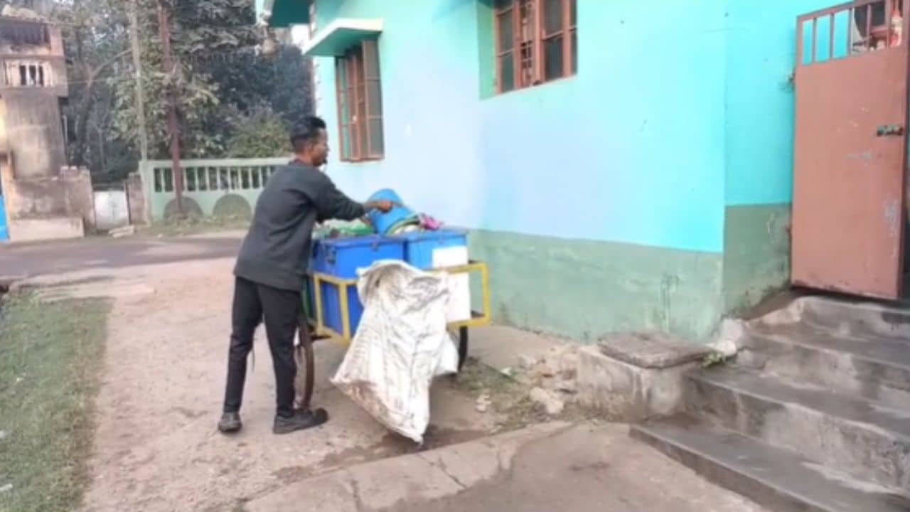 Medinipur: রোজ সকালে বাড়ি থেকে ময়লা নেওয়া নিয়েও তৃণমূল-তৃণমূলে অশান্তি!
