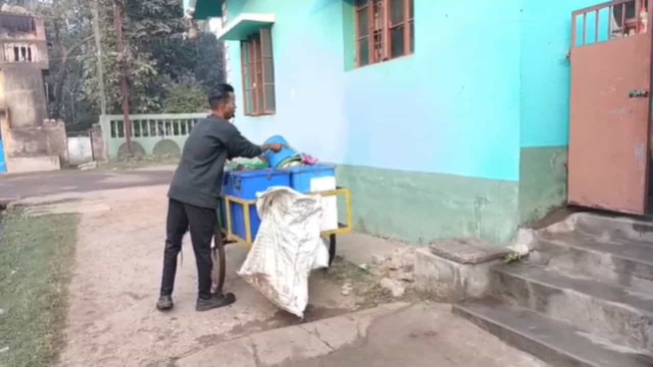 Medinipur: রোজ সকালে বাড়ি থেকে ময়লা নেওয়া নিয়েও তৃণমূল-তৃণমূলে অশান্তি! Medinipur: রোজ সকালে বাড়ি থেকে ময়লা নেওয়া নিয়েও তৃণমূল-তৃণমূলে অশান্তি!