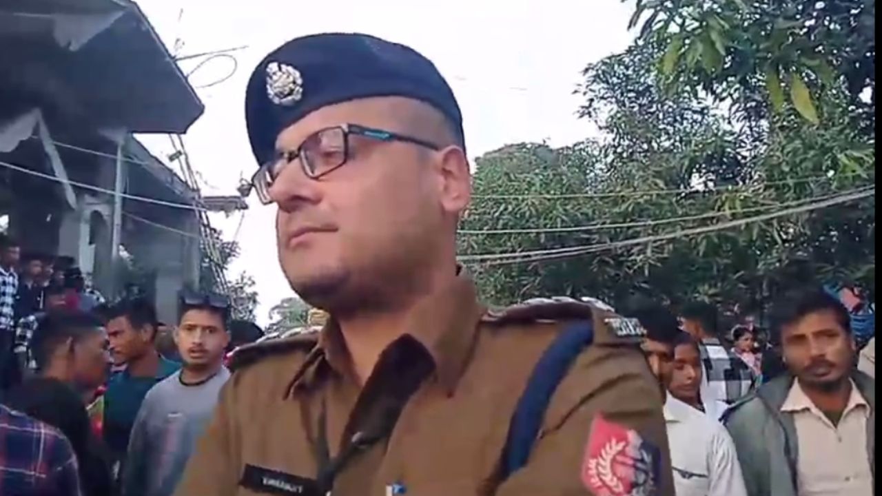 Jalpaiguri News: ভরা মেলার মাঝে আচমকাই পুলিশের বন্দুক থেকে বেরিয়ে গেল গুলি, তারপর... Jalpaiguri News: ভরা মেলার মাঝে আচমকাই পুলিশের বন্দুক থেকে বেরিয়ে গেল গুলি, তারপর...