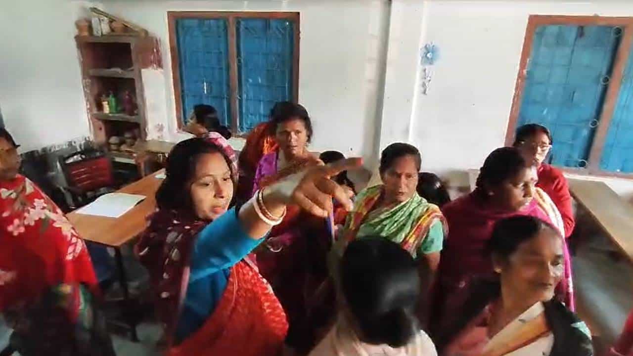Mid-day meal: মিড ডে মিলের টাকা ‘খেয়েছেন’ খোদ প্রধান শিক্ষক, আটকে রেখে বিক্ষোভ রাঁধুনিদের Mid-day meal: মিড ডে মিলের টাকা ‘খেয়েছেন’ খোদ প্রধান শিক্ষক, আটকে রেখে বিক্ষোভ রাঁধুনিদের