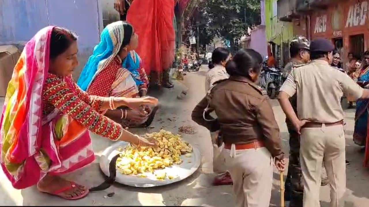 Mid Day Meal: বিশাল পুলিশি নিরাপত্তায় রান্না হচ্ছে মিড ডে মিল! Mid Day Meal: বিশাল পুলিশি নিরাপত্তায় রান্না হচ্ছে মিড ডে মিল!