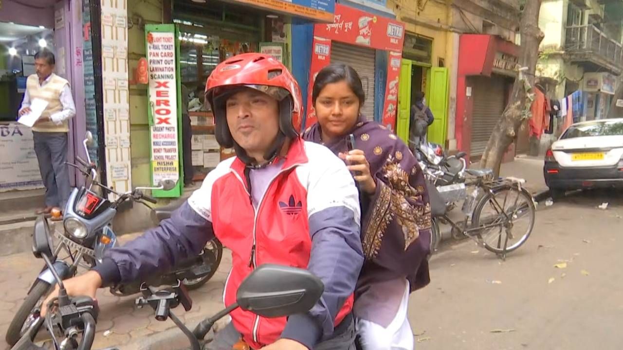 বাইকে করে ডিওয়াইএফআই রাজ্য দফতর থেকে ব্রিগেডের পথে মীনাক্ষী মুখোপাধ্যায়