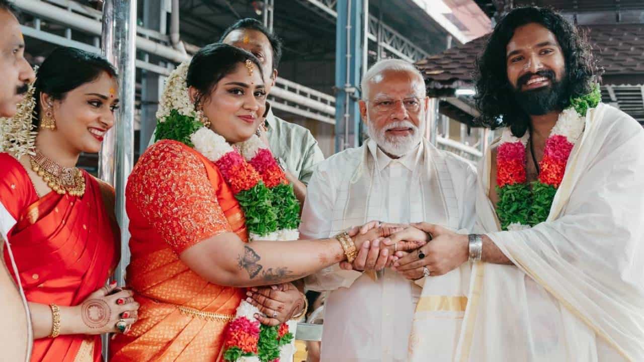 Narendra Modi Kanyadaan: ‘মেয়ের’ বিয়ে দিলেন মোদী, কন্যাদান করে পালন পিতার ভূমিকা Narendra Modi Kanyadaan: ‘মেয়ের’ বিয়ে দিলেন মোদী, কন্যাদান করে পালন পিতার ভূমিকা