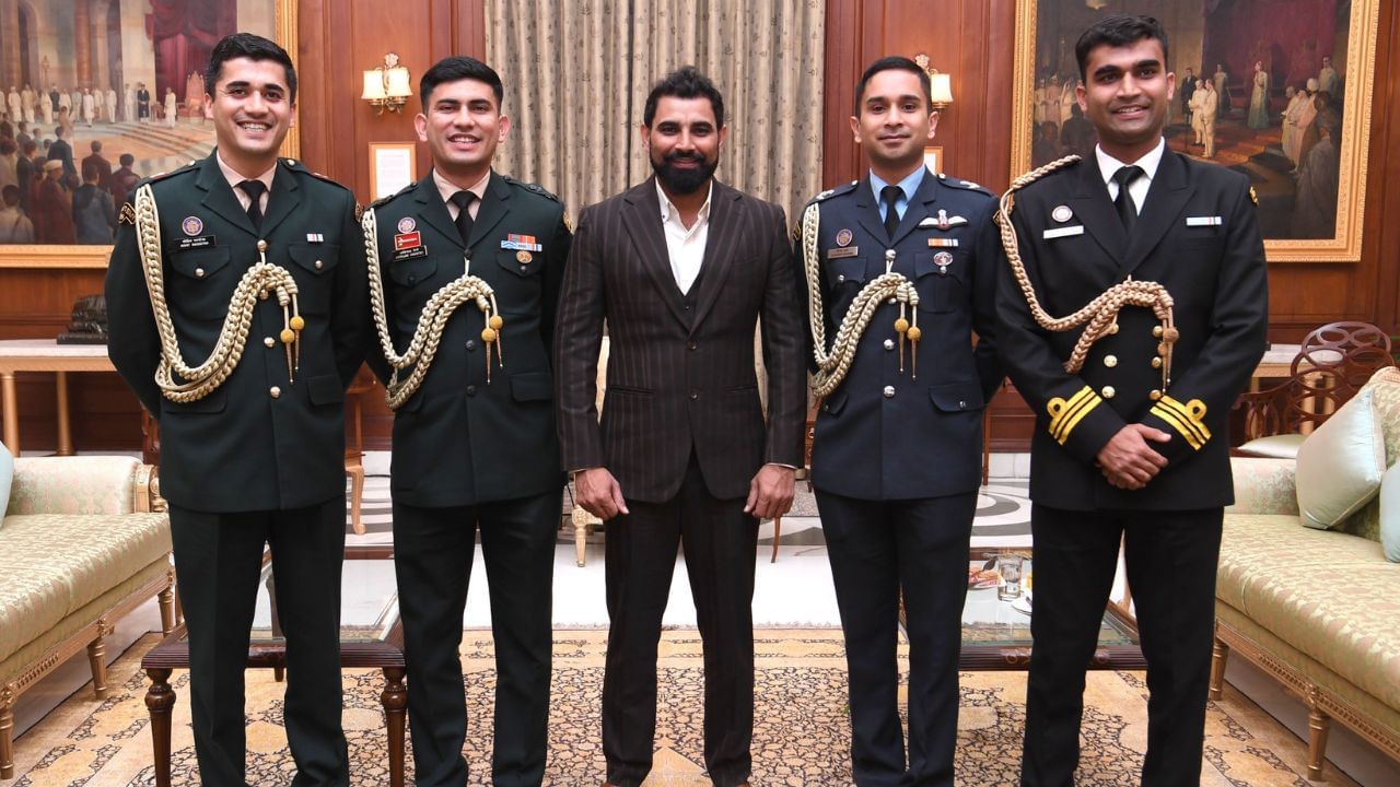 Mohammed Shami Poses With Indian Soldiers