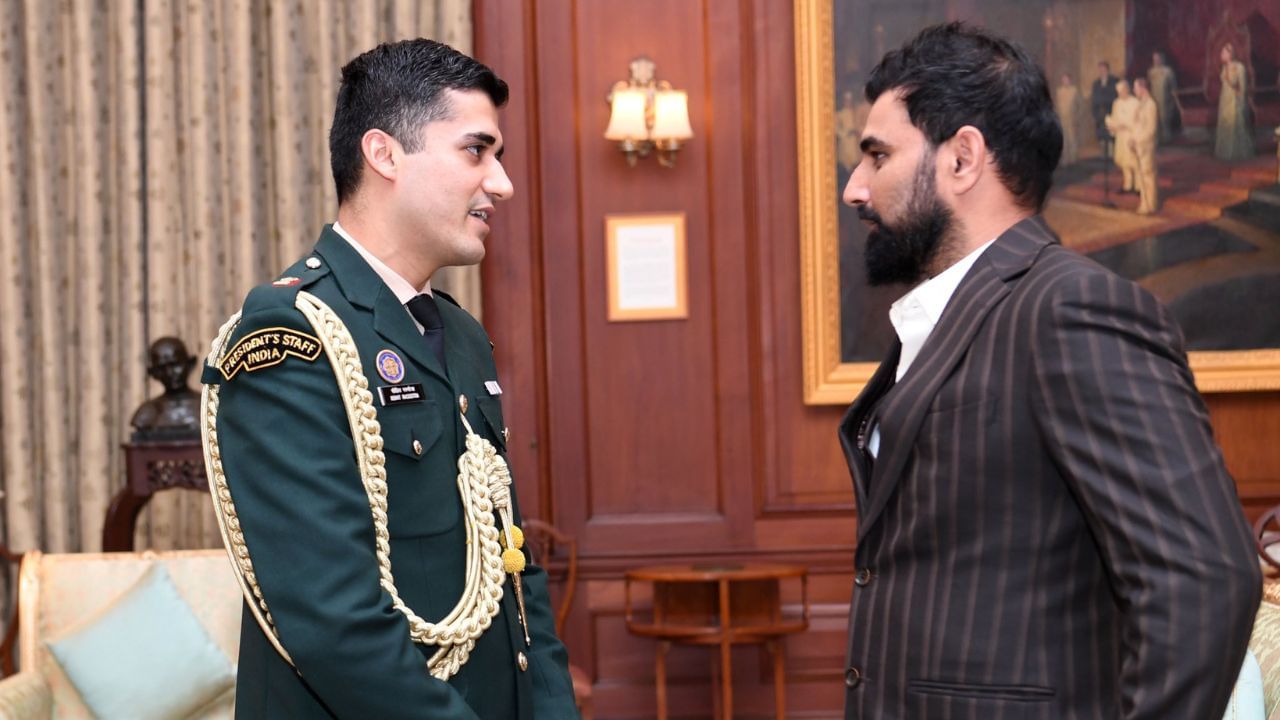 Mohammed Shami with Indian Soldier