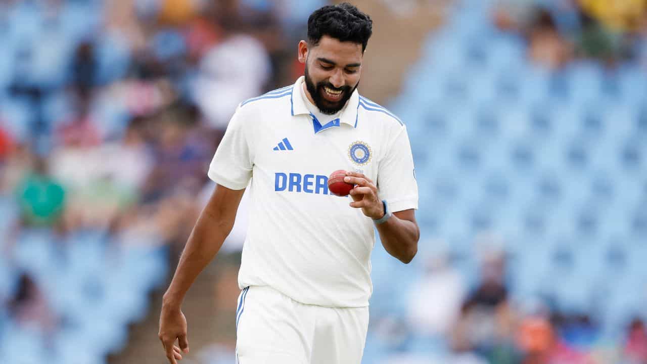 Mohammed Siraj: কেপটাউনে আগুন ঝরালেন মহম্মদ সিরাজ, একাই নিলেন ৬ উইকেট Mohammed Siraj: কেপটাউনে আগুন ঝরালেন মহম্মদ সিরাজ, একাই নিলেন ৬ উইকেট
