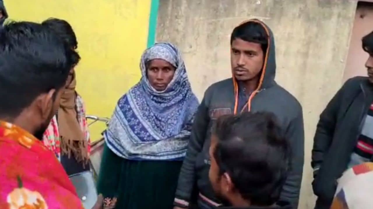 Murshidabad: কাশ্মীরে স্ত্রীকে বেচে দিয়েছিলেন, ২৪ বছর পর পালিয়ে বাড়ি ফিরলেন আকলেমা