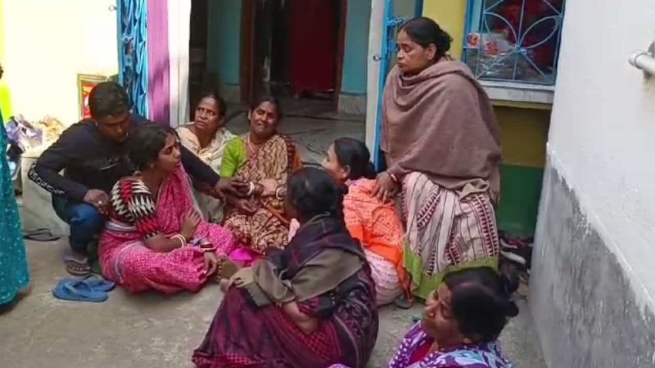 Death: পিছনে ধাক্কা ট্রেনের, রেললাইনেই খন্ড-বিখন্ড হয়ে গেল যুবকের দেহ Death: পিছনে ধাক্কা ট্রেনের, রেললাইনেই খন্ড-বিখন্ড হয়ে গেল যুবকের দেহ