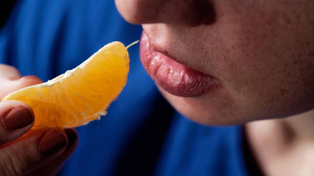 শীতে দুপুরের খাওয়া শেষ করে কমলালেবু নিয়ে বসেন, এতে আদৌ কোনও উপকার