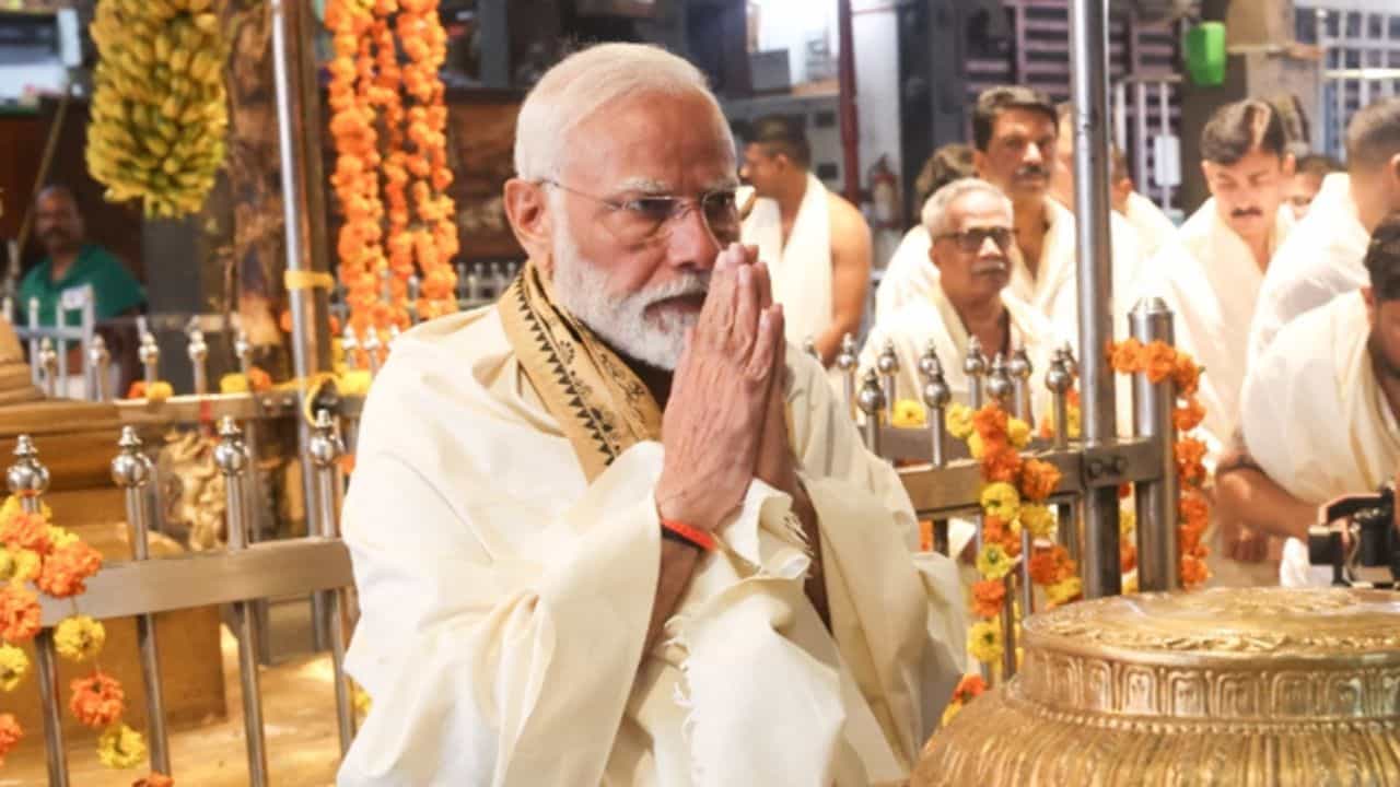 আর মাত্র ১৫ ঘণ্টা। তারপরেই বৈদিক আচার মেনে অযোধ্যায় শ্রী রামলালার প্রাণ প্রতিষ্ঠার অনুষ্ঠান পালিত হবে। নবমির্মিত এই রামমন্দিরকে ঘিরে সারা দেশই পালিত হচ্ছে অকাল উত্সব। মন্দিরের গ্রভগৃহে রামলালার মূর্তির প্রাণ প্রতিষ্ঠার ঠিক ১১দিন আগে থেকেই মেনে চলা হচ্ছে নানাবিধ আচার-নিয়ম। আর সেই কঠিন নিয়মের মূল কেন্দ্রের রয়েছেন প্রধানমন্ত্রী নরেন্দ্র মোদী।