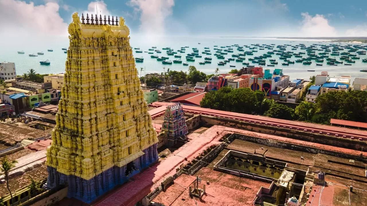 প্রাণ প্রতিষ্ঠার অনুষ্ঠানের আগে প্রধানমন্ত্রী তামিলনাড়ু-সহ দক্ষিণের বিভিন্ন মন্দির পরিদর্শন করছেন। ২০ জানুয়ারি, প্রধানমন্ত্রী রামেশ্বরমের শ্রীআরুলমিগু রামানাথস্বামী মন্দিরে প্রার্থনা করেন। শুধু তাই নয়, দেশের অন্যতম জ্যোতির্লিঙ্গ রামেশ্বরমের পবিত্র জলেও স্নান করেন তিনি। এর আগে তিনি ত্রিচির শ্রীরঙ্গনাথস্বামী মন্দিরে রীতি অনুযায়ী প্রার্থনাও করেন। 