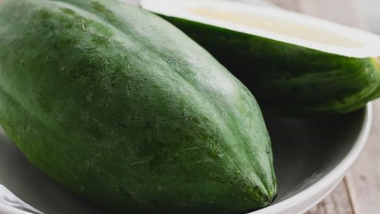 আর যাঁরা জানেন তাঁরা রোজ এই সবজি খেয়ে থাকেন। ভাতের পাতে পেঁপে সেদ্ধ খেতে দেখা যায় অনেককেই। কেউ-কেউ আবার পাকা পেঁপেও খেয়ে থাকেন। (ছবি:Pinterest)