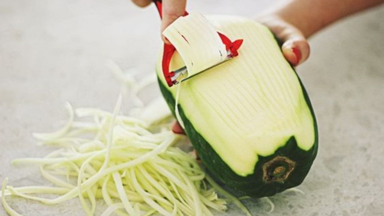 পেঁপেতে প্রচুর পরিমাণে অ্যান্টি অক্সিডেন্ট রয়েছে যা ত্বক ও চুলকে সুরক্ষিত রাখতে সাহায্য করে। রোজ পেঁপে সেদ্ধ খেলে ত্বক চকচকে হয়। (ছবি:Pinterest)