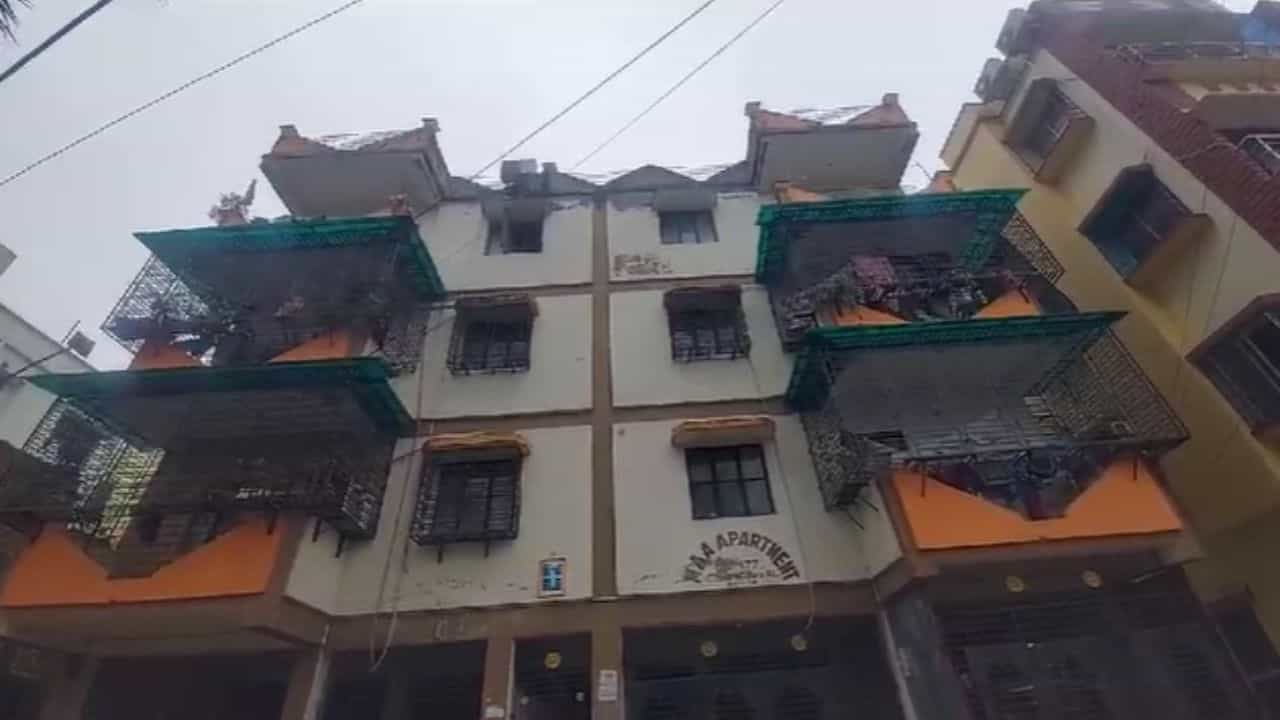 Parnashree: স্ত্রীকে ছেড়ে লিভ ইন পার্টনারের সঙ্গে থাকছিলেন, সেখানেও অশান্তি, চরম সিদ্ধান্ত যুবকের Parnashree: স্ত্রীকে ছেড়ে লিভ ইন পার্টনারের সঙ্গে থাকছিলেন, সেখানেও অশান্তি, চরম সিদ্ধান্ত যুবকের