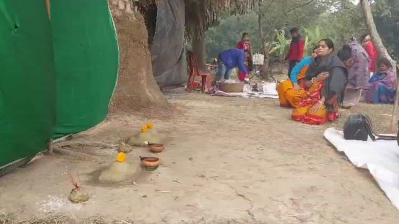 PirPujo Mela: কাঁটাতারের বিভেদ মুছে দুই বাংলার মানুষকে পাশাপাশি আনে পীরপুজোর মেলা PirPujo Mela: কাঁটাতারের বিভেদ মুছে দুই বাংলার মানুষকে পাশাপাশি আনে পীরপুজোর মেলা