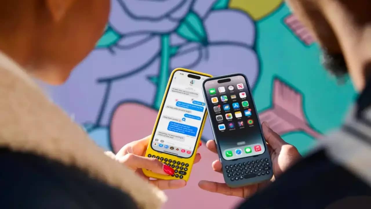 iPhone-এর জন্য বিশেষ জামা! পরিয়ে দিলেই ব্ল্যাকবেরির কোয়ের্টি কিবোর্ড