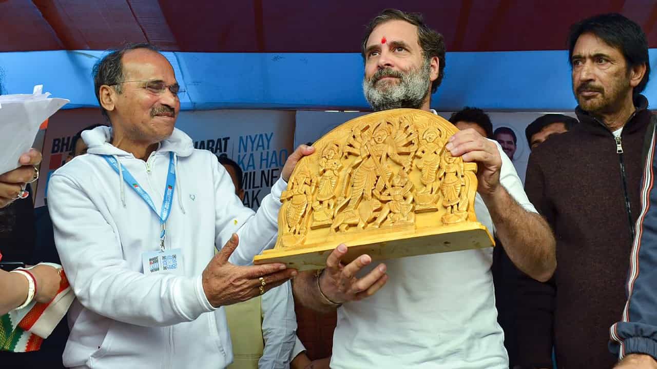 Congress-TMC: রাহুলের পোস্টার ছিঁড়লেও তৃণমূলকে প্রেম দেব না? কংগ্রেস যেন এখন চৈতন্য Congress-TMC: রাহুলের পোস্টার ছিঁড়লেও তৃণমূলকে প্রেম দেব না? কংগ্রেস যেন এখন চৈতন্য