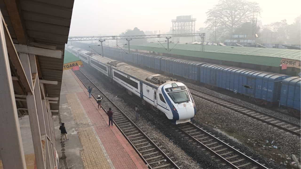 Rail Roko: ৩ ঘণ্টার মধ্যেই উঠে গেল রেল অবরোধ Rail Roko: ৩ ঘণ্টার মধ্যেই উঠে গেল রেল অবরোধ