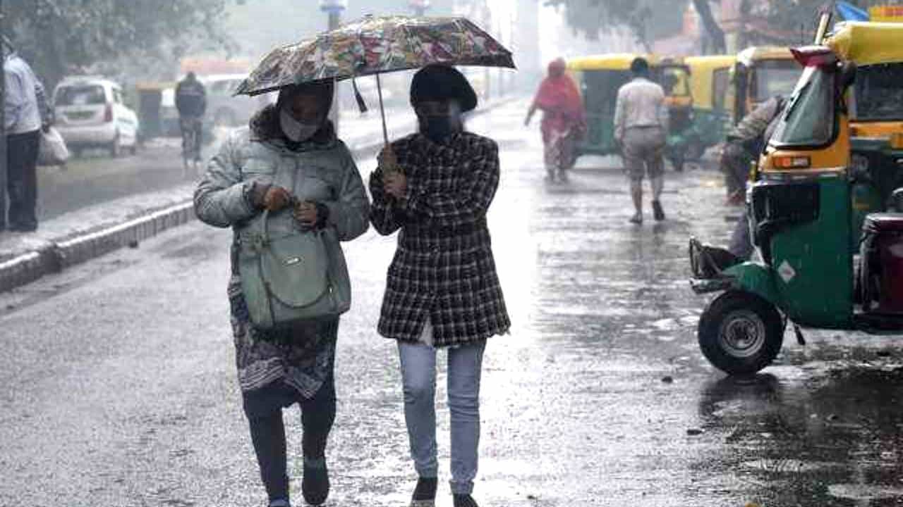 Rain Forecast: হাড় কাঁপানো ঠান্ডার সঙ্গী এবার বৃষ্টি, রাত পোহালেই ভিজতে চলেছে কোন কোন জেলা? Rain Forecast: হাড় কাঁপানো ঠান্ডার সঙ্গী এবার বৃষ্টি, রাত পোহালেই ভিজতে চলেছে কোন কোন জেলা?