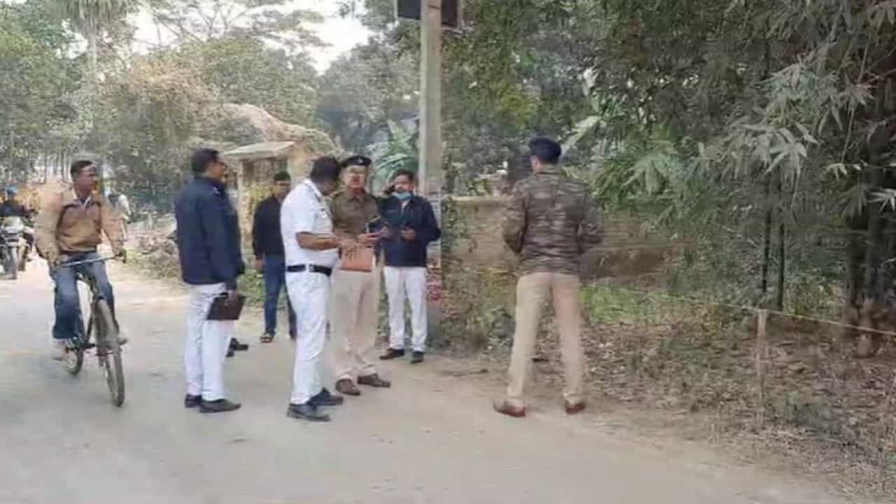 Rajarhat: সাদা প্য়ান্ট, বুট জুতো, গলায় তার! সাতসকালে রাজারহাটে যুবকের দেহ উদ্ধার Rajarhat: সাদা প্য়ান্ট, বুট জুতো, গলায় তার! সাতসকালে রাজারহাটে যুবকের দেহ উদ্ধার