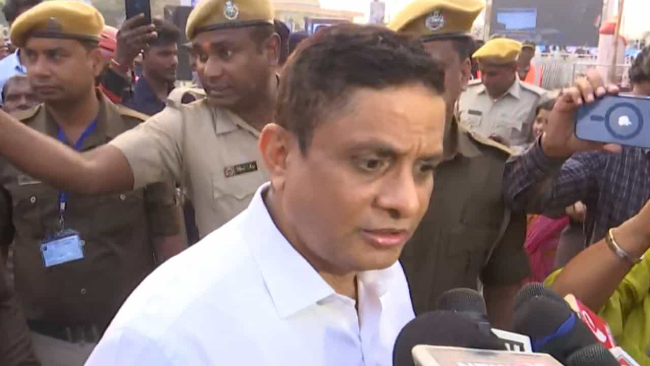Rajeev Kumar: মুখ্যসচিব, রাজ্য পুলিশের ডিজিকে দিল্লিতে তলব লোকসভার প্রিভিলেজ কমিটির Rajeev Kumar: মুখ্যসচিব, রাজ্য পুলিশের ডিজিকে দিল্লিতে তলব লোকসভার প্রিভিলেজ কমিটির