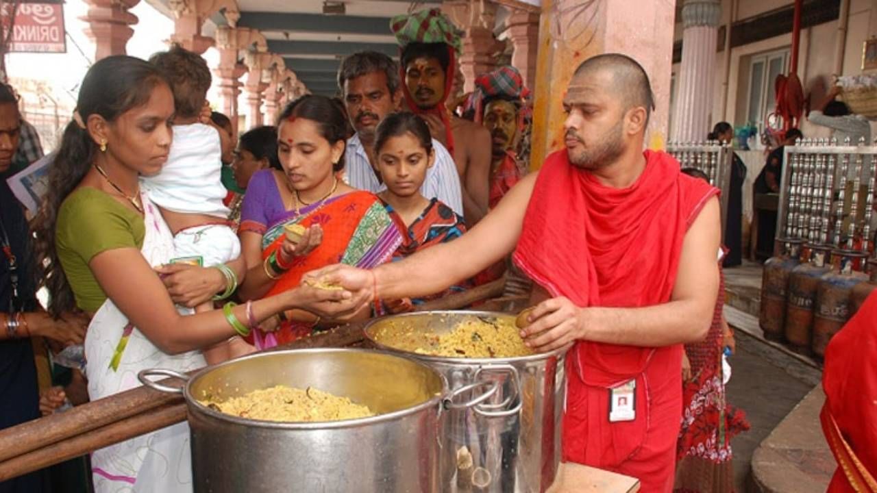 Ayodhya Ram Mandir: ৫ লাখ প্যাকেটের অর্ডার, কোন সংস্থা তৈরি করছে অযোধ্যার রাম মন্দিরের প্রসাদ?