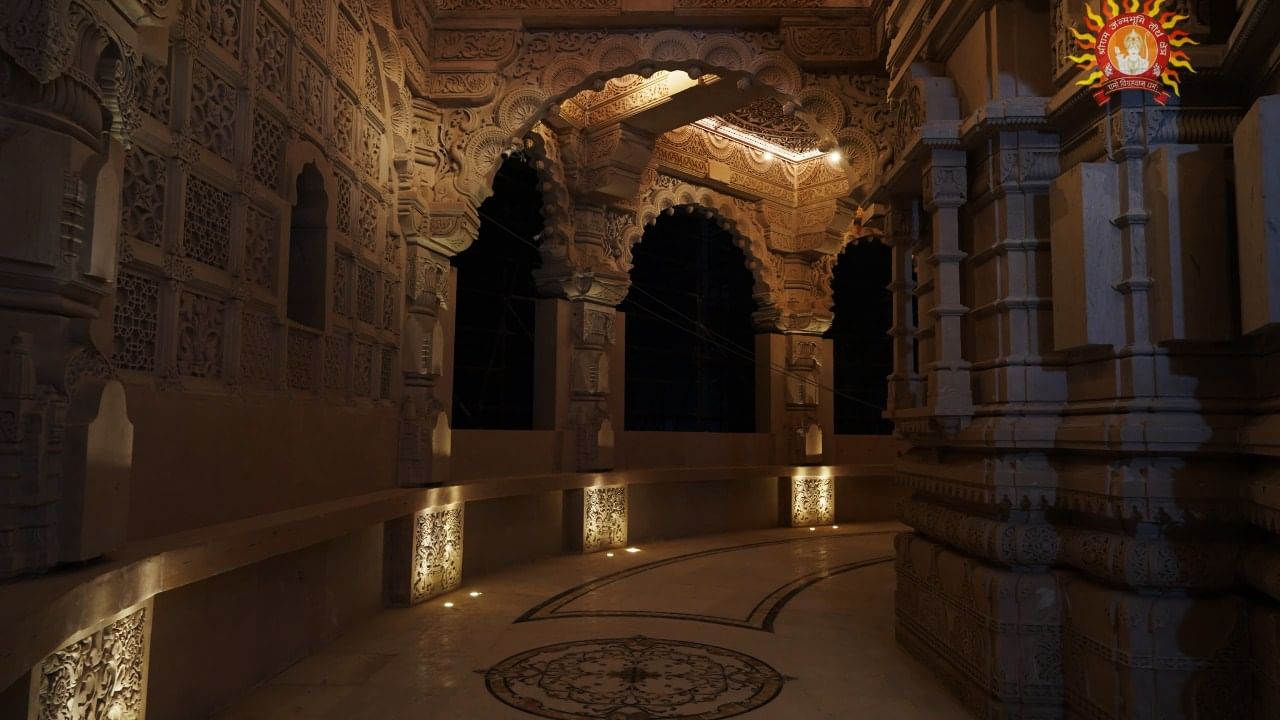 মন্দিরটি স্তম্ভ ও দেওয়ালগুলি অলঙ্কৃত করেছে বিভিন্ন দেব-দেবতা ও নর-বানরের খোদাই করা মূর্তি