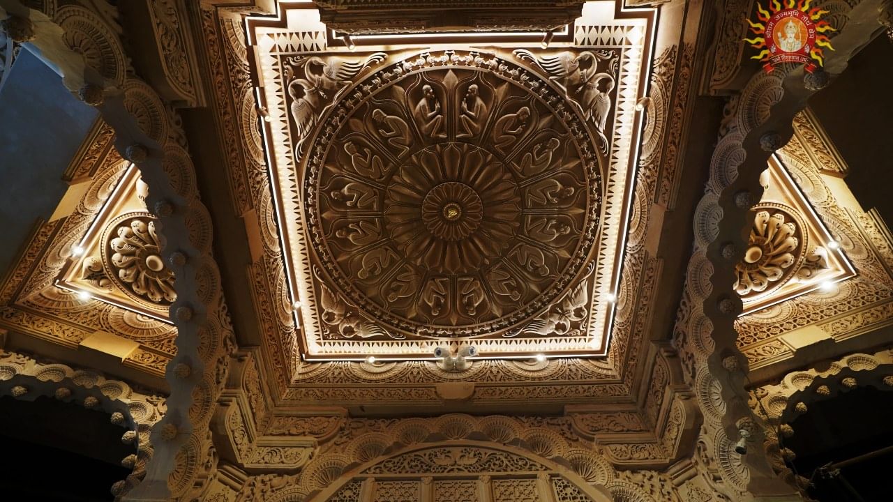 রাতের আলোয় গর্ভগৃহের ছবি, রাম মন্দিরের সৌন্দর্যকে তুলে ধরেছে