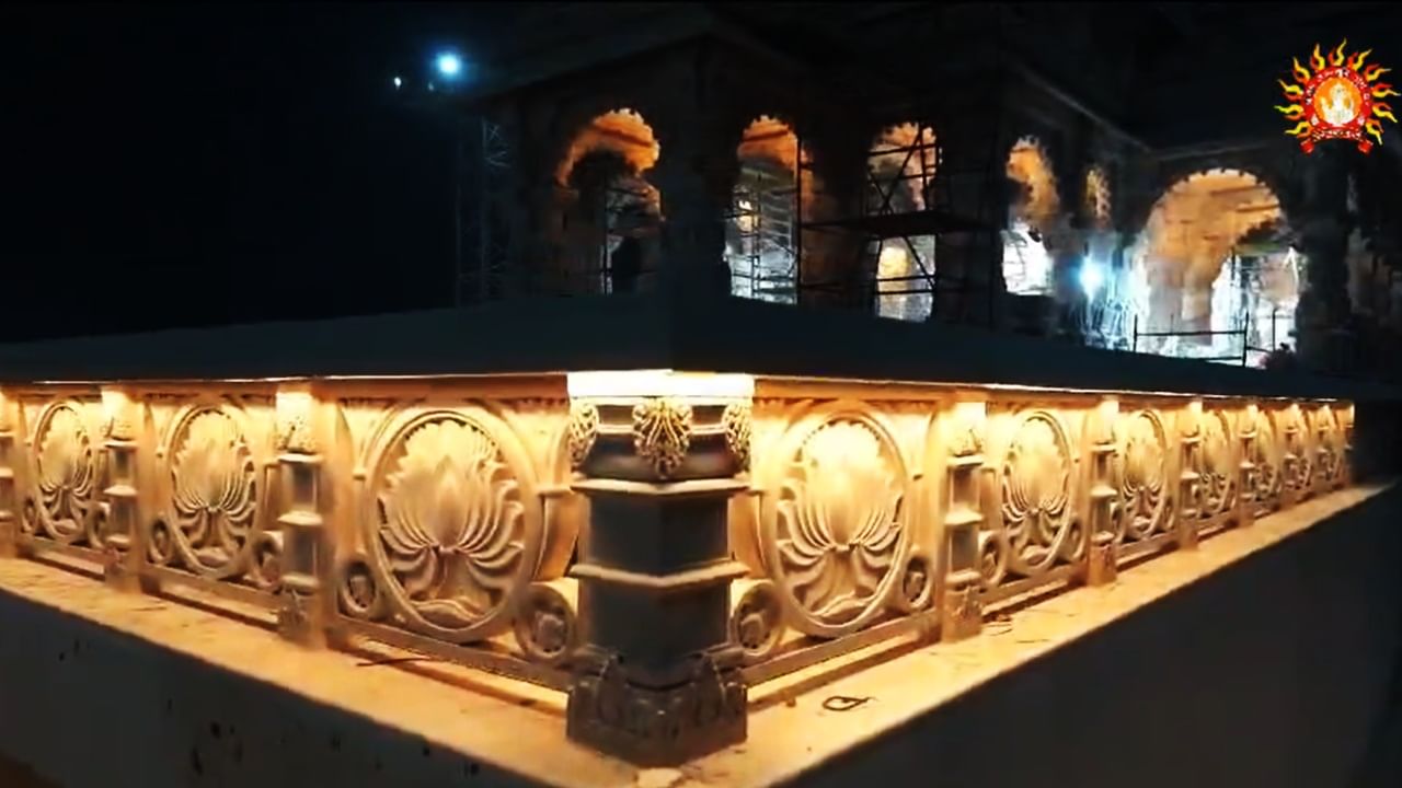 আলোকসজ্জায় সেজে উঠছে পুরো রাম মন্দির প্রাঙ্গণ, আলো-আঁধারিতে ধরা পড়েছে মন্দির গাত্রের খোদাইকার্য