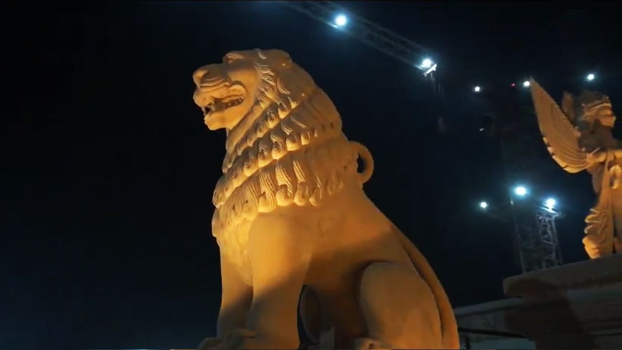 এছাড়া রয়েছে সিংহ মূর্তি, এই মূর্তিগুলি রাজস্থানের গোলাপি বেলে পাথরে তৈরি