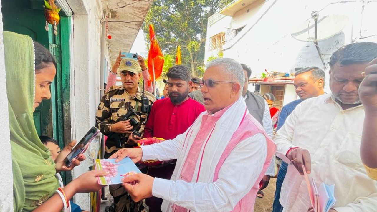 Dilip Ghosh on Ram Mandir: হাতে রামমন্দিরের আমন্ত্রণ পত্র, এলাকাবাসীর 'দুয়ারে-দুয়ারে' দিলীপ ঘোষ