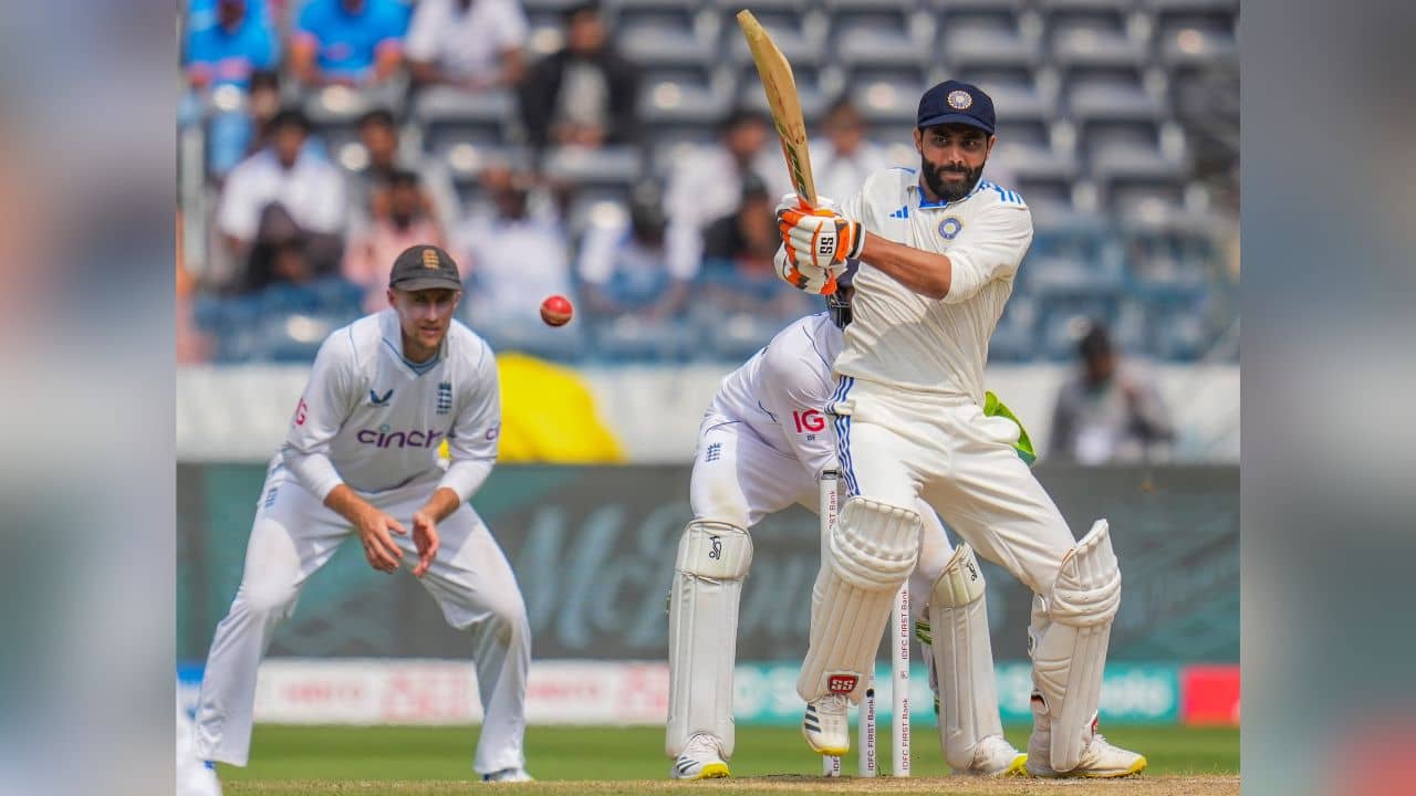 Ravindra Jadeja: ব্যাট তো নয়, যেন দুর্ধর্ষ তলোয়ার! হাফসেঞ্চুরি হাঁকিয়ে রাজকীয় সেলিব্রেশন জাডেজার