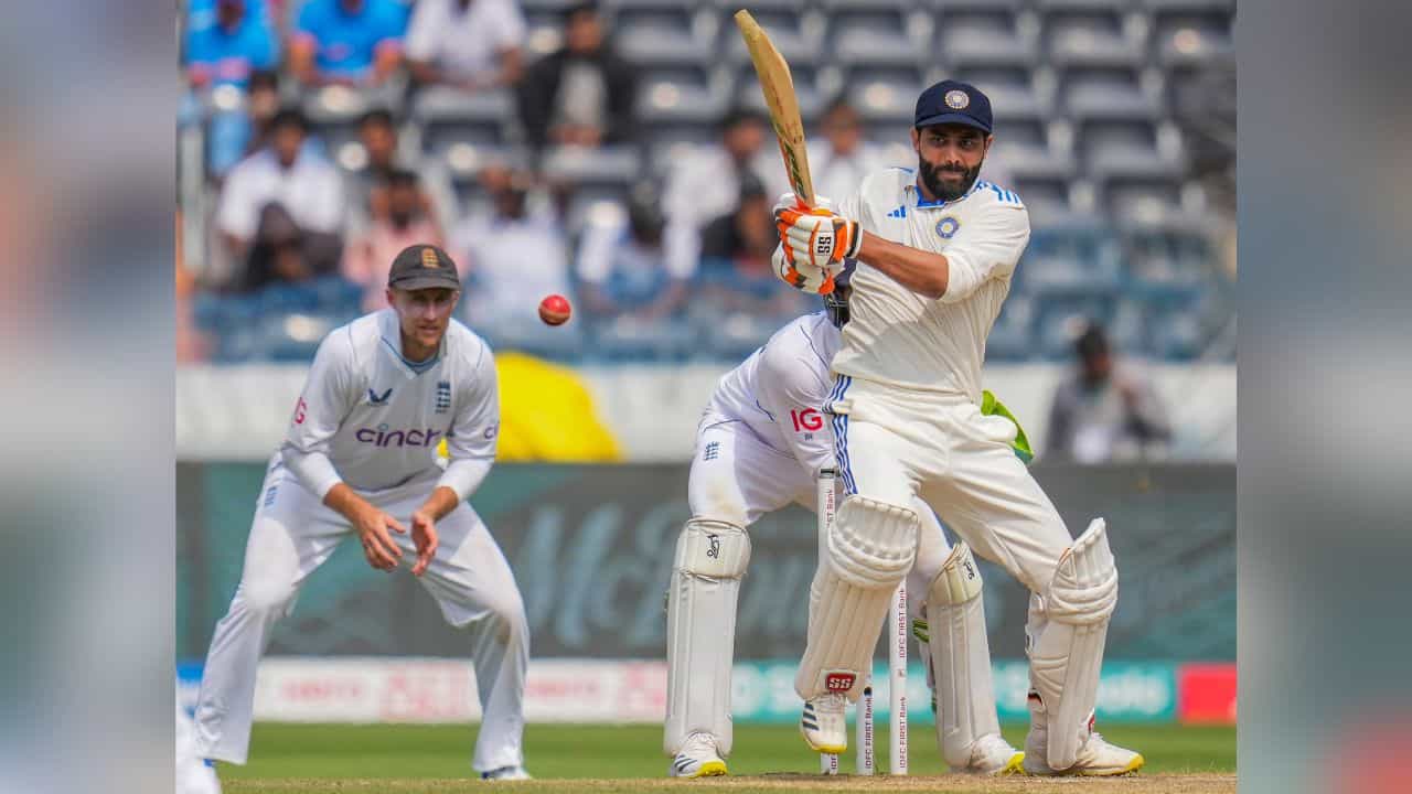 Ravindra Jadeja: ব্যাট তো নয়, যেন দুর্ধর্ষ তলোয়ার! হাফসেঞ্চুরি হাঁকিয়ে রাজকীয় সেলিব্রেশন জাডেজার Ravindra Jadeja: ব্যাট তো নয়, যেন দুর্ধর্ষ তলোয়ার! হাফসেঞ্চুরি হাঁকিয়ে রাজকীয় সেলিব্রেশন জাডেজার