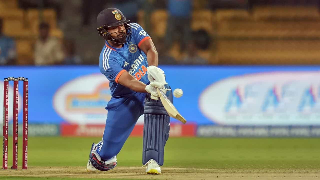 Rohit Sharma: এক সেঞ্চুরিতেই জবাব হার্দিক, MI-কে; বিরাটের মাঠে রোহিত সুপারহিট Rohit Sharma: এক সেঞ্চুরিতেই জবাব হার্দিক, MI-কে; বিরাটের মাঠে রোহিত সুপারহিট