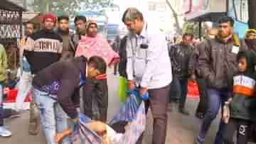 সেই SSKM, চাদরে পেঁচিয়ে মাকে নিয়ে যাচ্ছেন ছেলে! আর সামনের কেবিনে কাকু.....