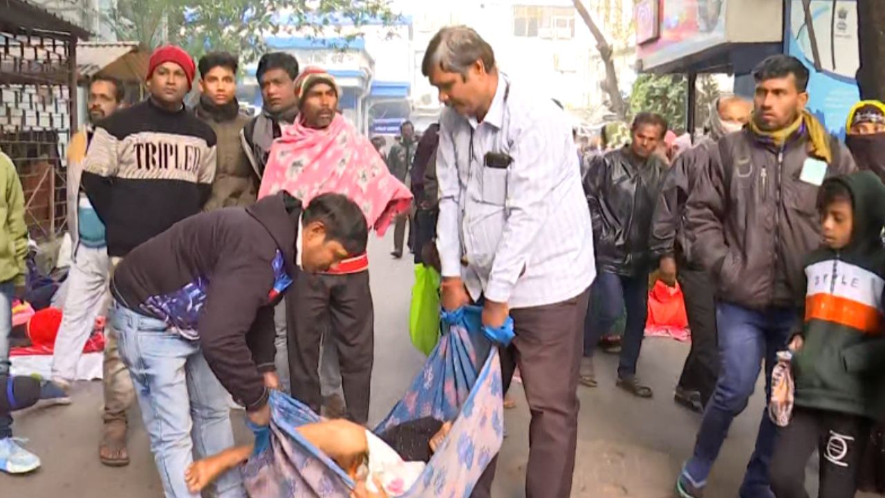 সেই SSKM, চাদরে পেঁচিয়ে মাকে নিয়ে যাচ্ছেন ছেলে! আর সামনের কেবিনে 'কাকু'.....