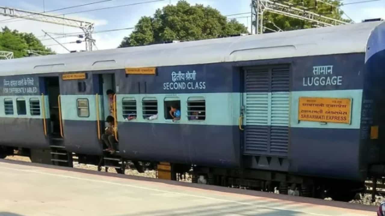Jhansi: অযোধ্যাগামী ট্রেনে স্বামীর মৃতদেহের পাশে ১৩ ঘন্টা ধরে বসে স্ত্রী!