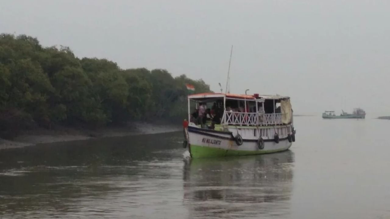 সাগর দ্বীপ - পশ্চিমবঙ্গের বৃহত্তম দ্বীপ হল সাগর দ্বীপ। বর্তমানে পর্যটন কেন্দ্র হিসাবে এই দ্বীপ যথেষ্ট সুনাম পেয়েছে। এই দ্বীপেই রয়েছে কপিল মুনির আশ্রম। প্রতিবছর পৌষ সংক্রান্তির সময় বহু মানুষের সমাগম হয় দ্বীপটিতে।