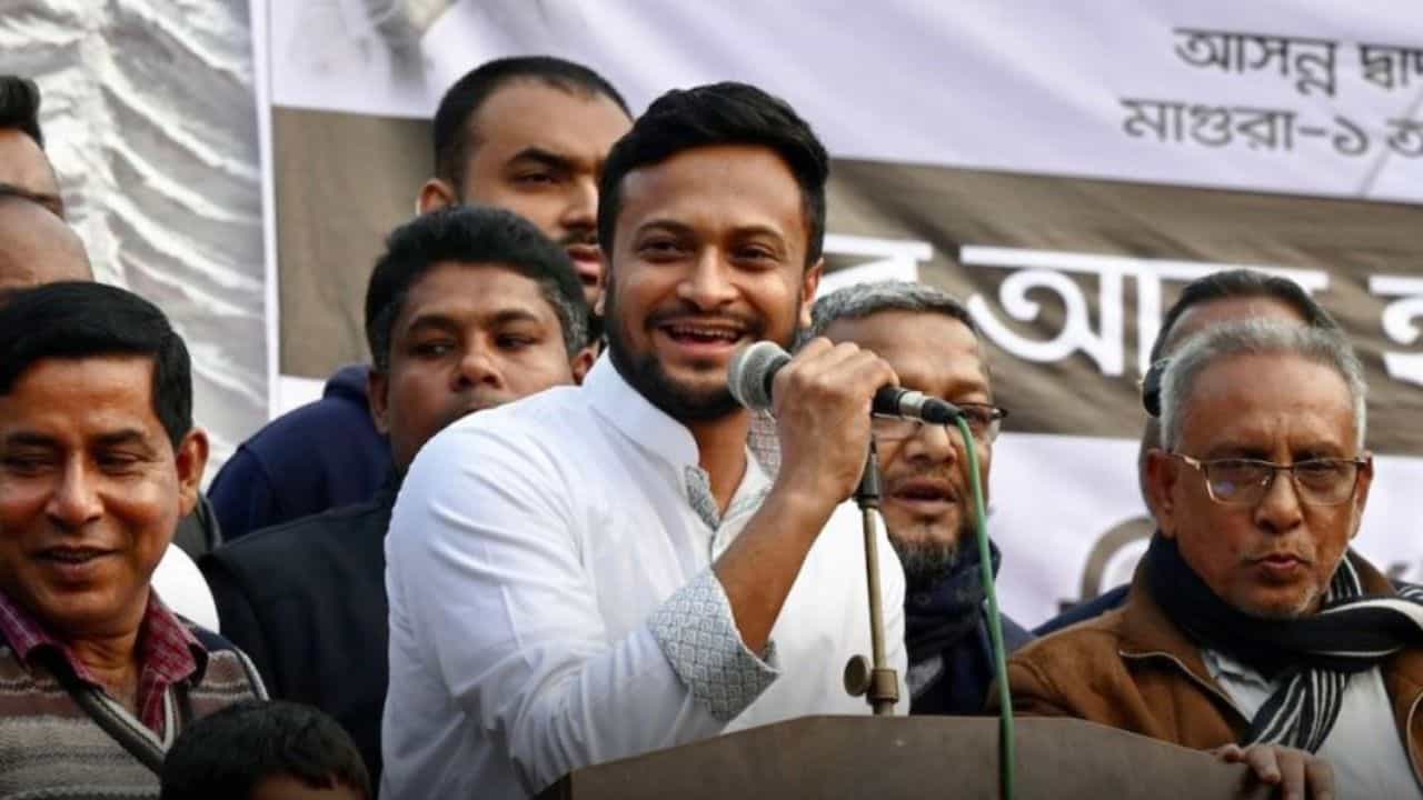 Shakib al Hasan: ভক্তকে সপাটে চড় নেতা সাকিবের, ভিডিয়ো দেখলে তাজ্জব বনে যাবেন Shakib al Hasan: ভক্তকে সপাটে চড় নেতা সাকিবের, ভিডিয়ো দেখলে তাজ্জব বনে যাবেন