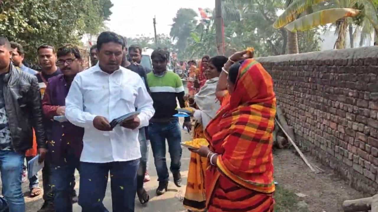 Sheikh Shajahan: গ্রামে চাউর শাহজাহান গ্রেফতার, অথচ পুলিশই ....! সন্দেশখালির 'ভগবান'কে ঘিরে কি নয়া কৌশল? Sheikh Shajahan: গ্রামে চাউর শাহজাহান গ্রেফতার, অথচ পুলিশই ....! সন্দেশখালির 'ভগবান'কে ঘিরে কি নয়া কৌশল?