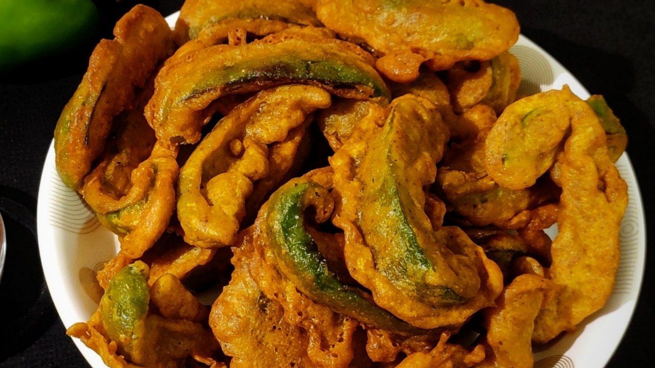 সব শেষে একটু ভাজা মশলা, গুঁড়ো করা বাদাম দিন ২ চামচ। এতে স্বাদ আরও বেশি হয়। সব খুব ভাল করে মিশিয়ে তা নামিয়ে নিন। কড়াইতে সাদা তেল গরম করতে বসান