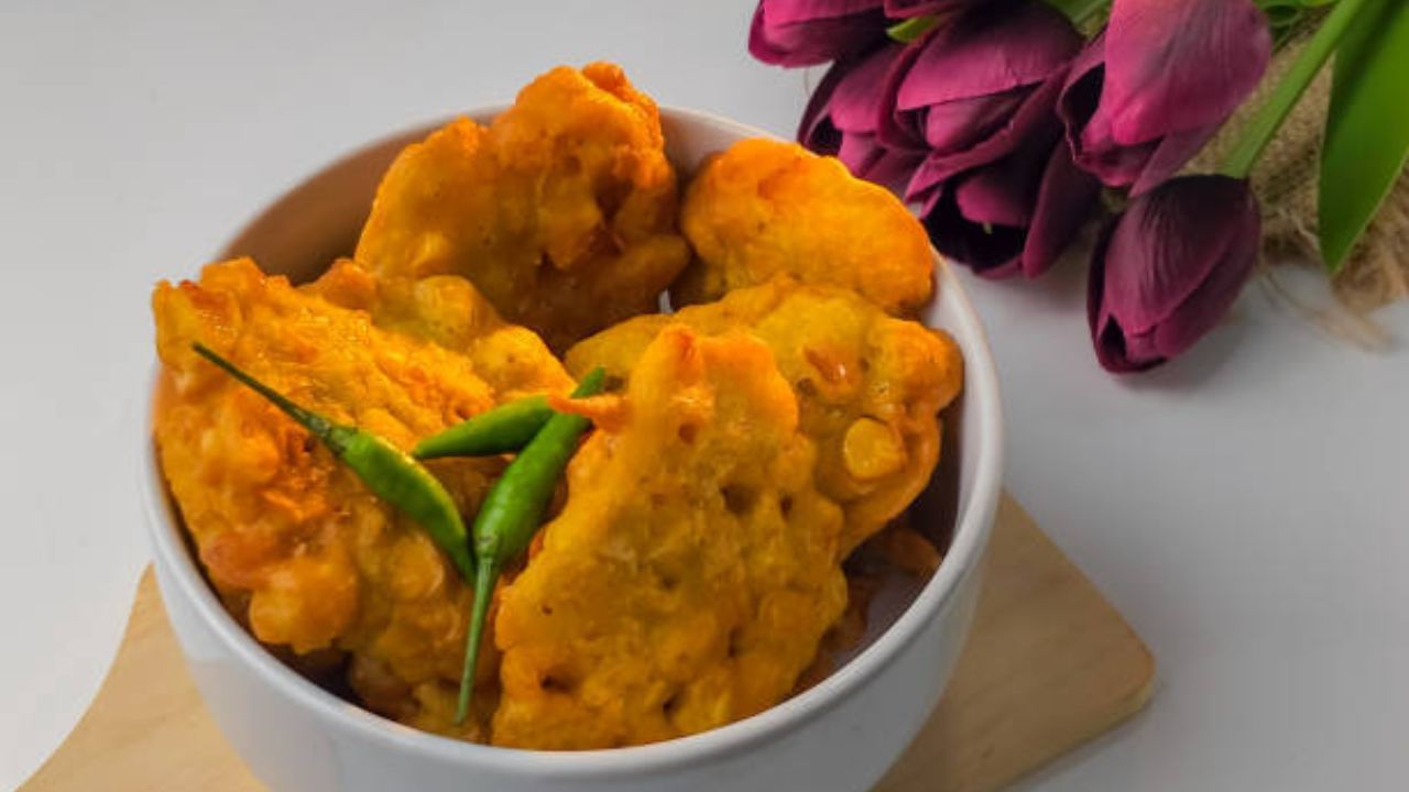 এর মধ্যে এক চিমটে হিং মেশান এতে স্বাদ আরও ভাল হবে। এরপর চপের স্টাফিং বানাতে হবে। কড়াইতে সাদা তেল দিয়ে একটু জিরে, থেঁতো করা আদা দিতে হবে। এর মধ্যে সেদ্ধ করা আলু দিতে হবে। এরপর স্বাদমতো নুন, হলুদ, লঙ্কা গুঁড়ো, কাঁচালঙ্কা কুচি, ধনেপাতা কুচি, পেঁয়াজ পাতা কুচি করে দিয়ে নাড়িয়ে নিন