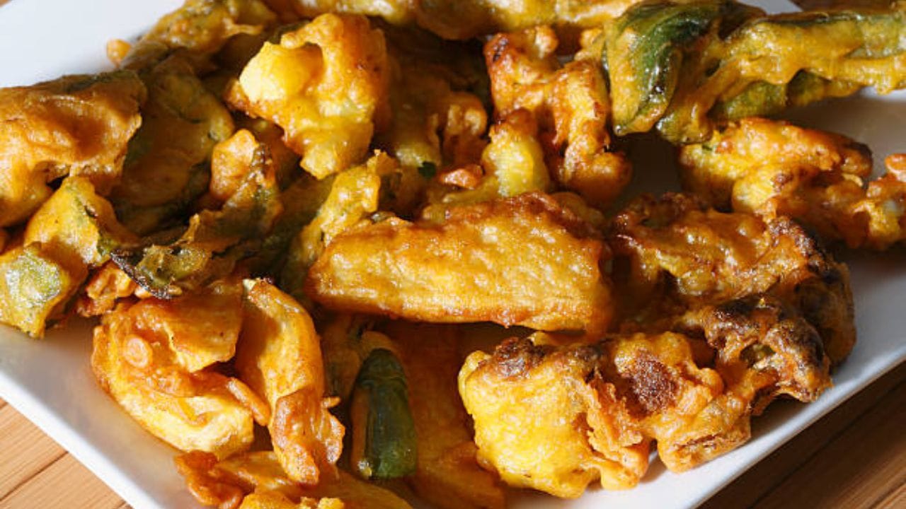 একটা বাটিতে ব্যাটার তৈরি করে নিতে হবে। এর জন্য হাফ বাটি চালের গুঁড়ো আর হাফ বাটি বেসন দিয়ে দিন বাটিতে। এর মধ্যে সামান্য হলুদ, লঙ্কা গুঁড়ো, গরম মশলা গুঁড়ো, পরিমাণ মতো নুন, হাফ চামচ জোয়ান অল্প অল্প জল দিয়ে গুলে নিতে হবে