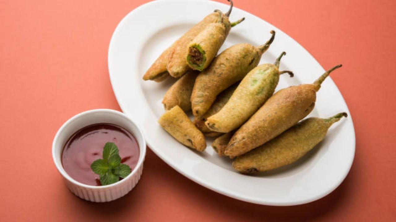 এই লঙ্কার মাঝখান চিরে নিয়ে দানা বের করে নিন। এতে দানা খুব কমই থাকে। ভেতর একদম পরিষ্কার করে লঙ্কা জলে চুবিয়ে রাখতে হবে । লঙ্কা ধুয়ে জল ঝারাতে দিন