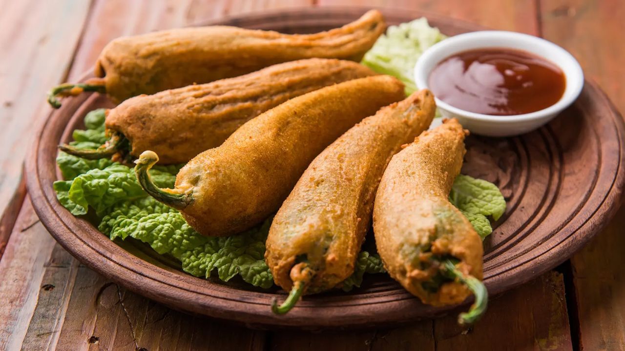 এই চপ দেখতে যেমন ভাল তেমনই খেতেও খুব ভাল লাগে। আর শীতের দিনে ভাজাভুজি খেতে তো বেশ ভালই লাগে। আর তাই বাড়িতেই পুর ভরে বানিয়ে নিতে পারেন লম্বা লঙ্কার চপ। রইল পদ্ধতি