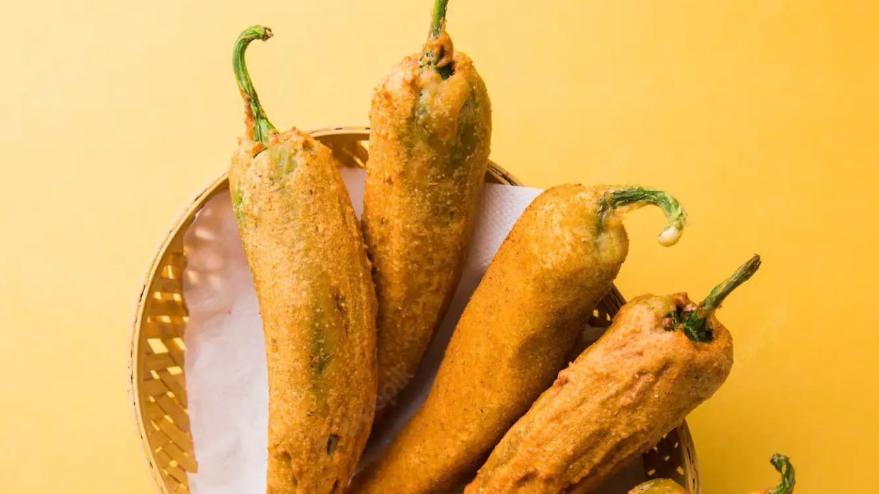 সারা বছর পাওয়া গেলেও শীতের দিনে এই লঙ্কার উৎপাদন হয় সবচাইতে বেশি। আর তাই এই লঙ্কা কিনে এনে বাড়িতেই বানিয়ে নিতে পারেন লঙ্কার চপ। বড় এই লঙ্কার ভেতর পুর ভরে দারুণ স্বাদের চপ বানানো যায়