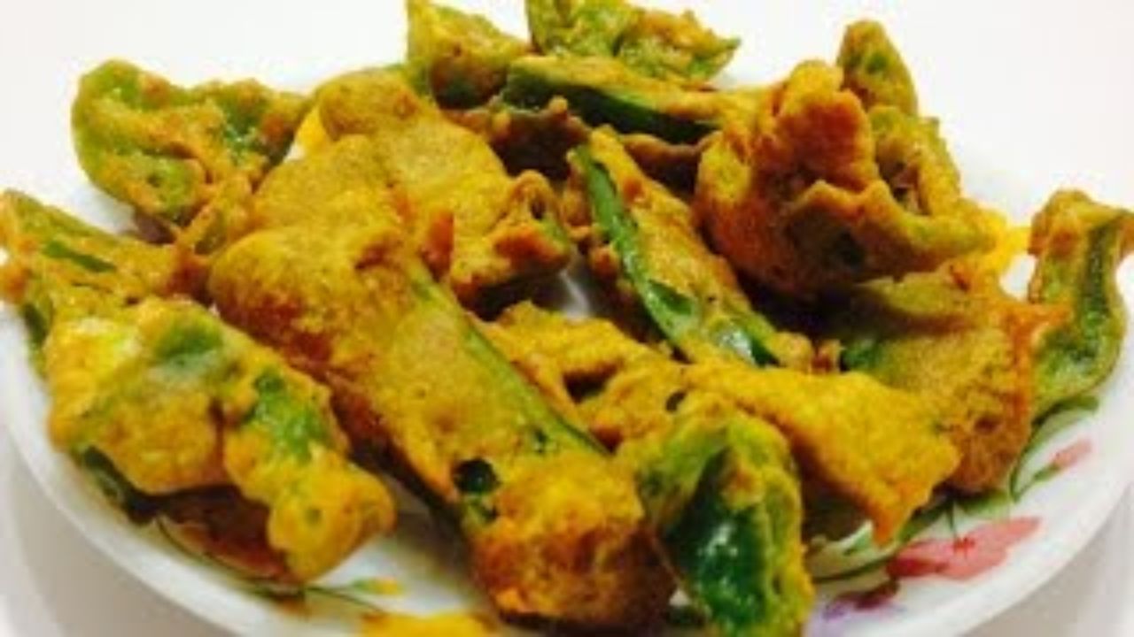 অন্যদিকে লঙ্কার মধ্যে স্টাফিং ভরে দিন। একদম পুরোটা ভর্তি করে দেবেন। কড়াইতে তেল গরম হলে লঙ্কা ব্যাটারের মধ্যে চুবিয়ে ভেজে নিতে হবে। দু দিক উল্টে পাল্টে ভেজে নিলেই তৈরি হয়ে যাবে লঙ্কার চপ