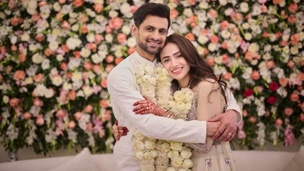 Shoaib Malik: সানার সঙ্গে শোয়েবের তৃতীয় বিয়ে বেশিদিন টিকবে না..., কে বললেন এমন কথা? Shoaib Malik: সানার সঙ্গে শোয়েবের তৃতীয় বিয়ে বেশিদিন টিকবে না..., কে বললেন এমন কথা?